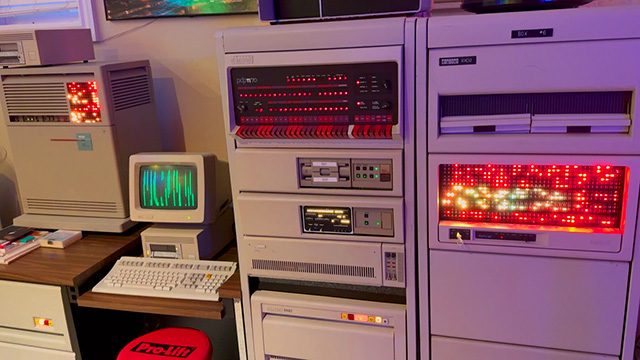 حاسوب PDP-11/83 مُرمَّم يقدّم هذه الصفحة على نظام 2.11BSD Unix