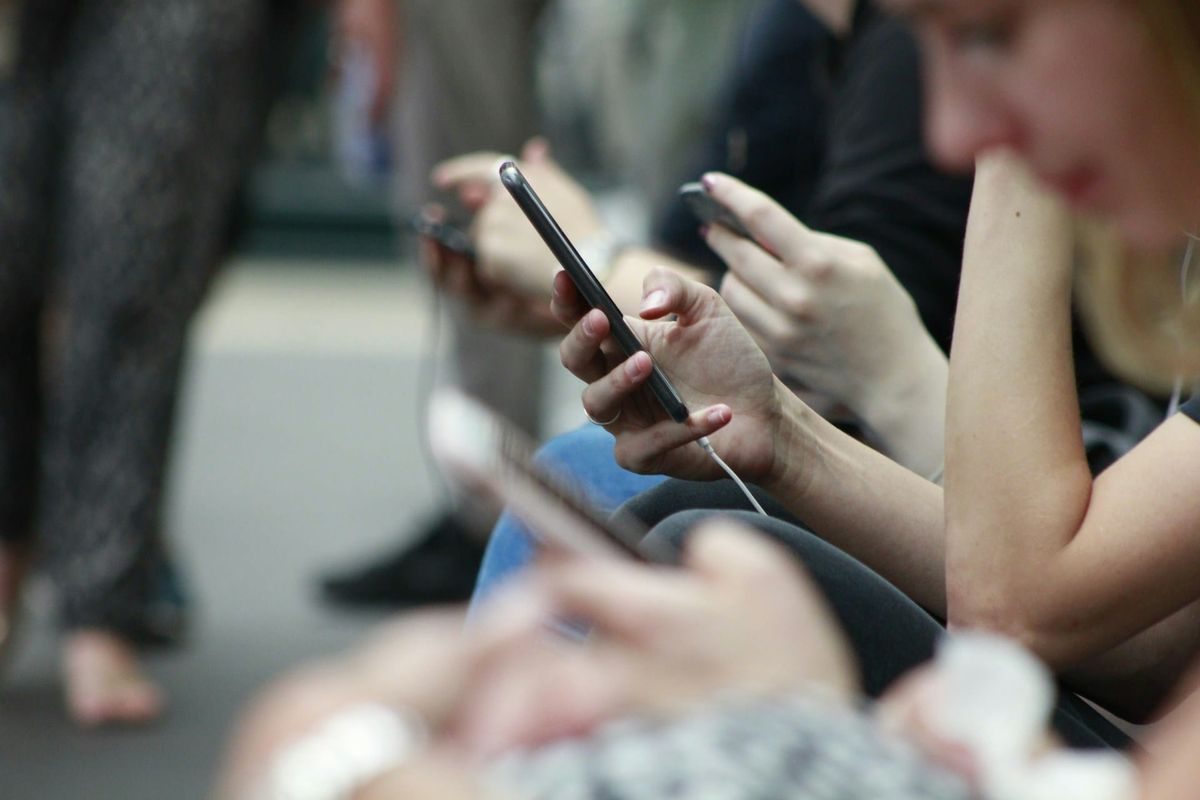 FCC bütün abunəçilərdən sənəd tələb etmək istəyir: anonim telefonlar təhlükədə
