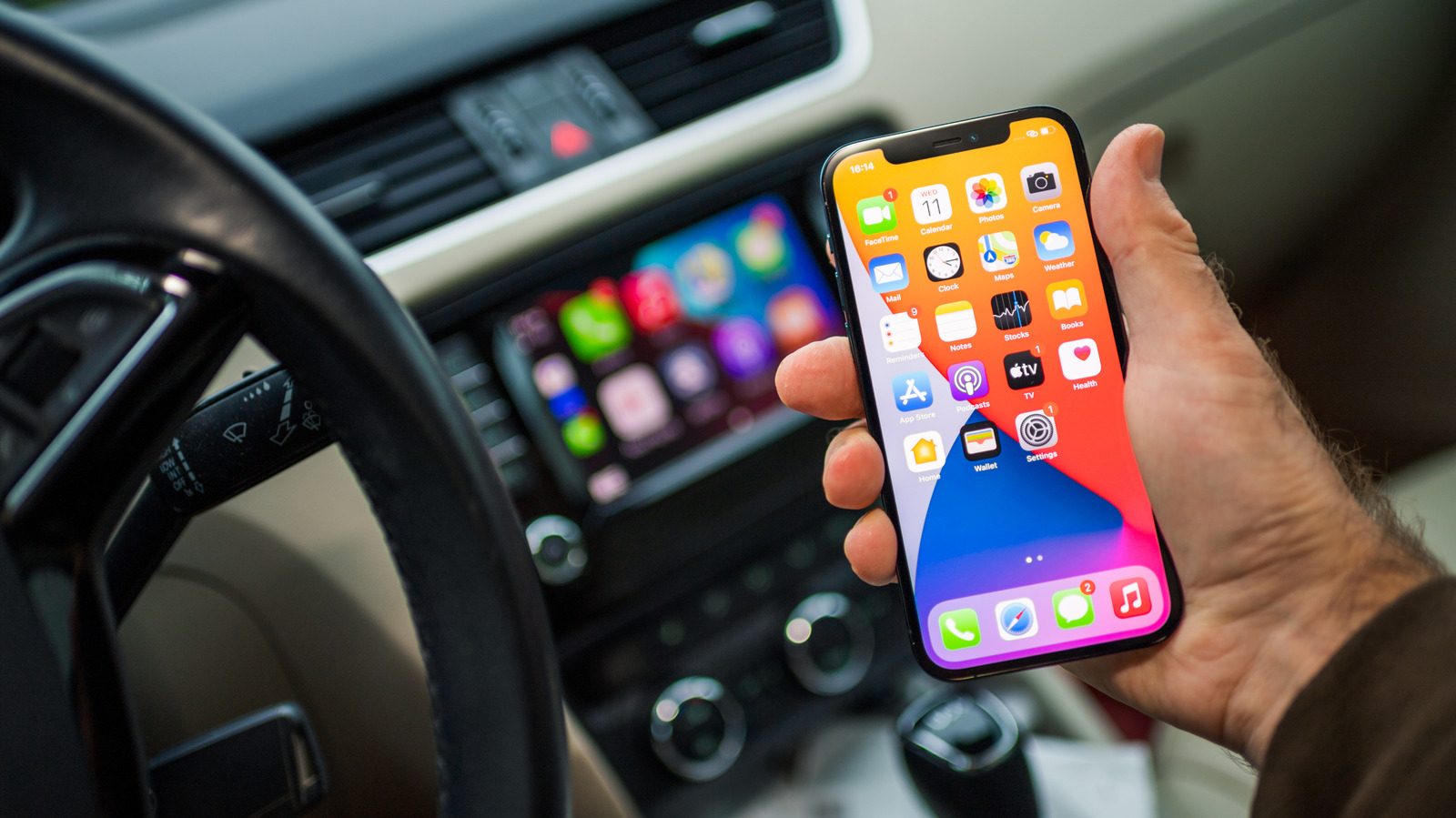 iOS 27.2 يجلب تغييرات Podcasts وSiri AI إلى CarPlay