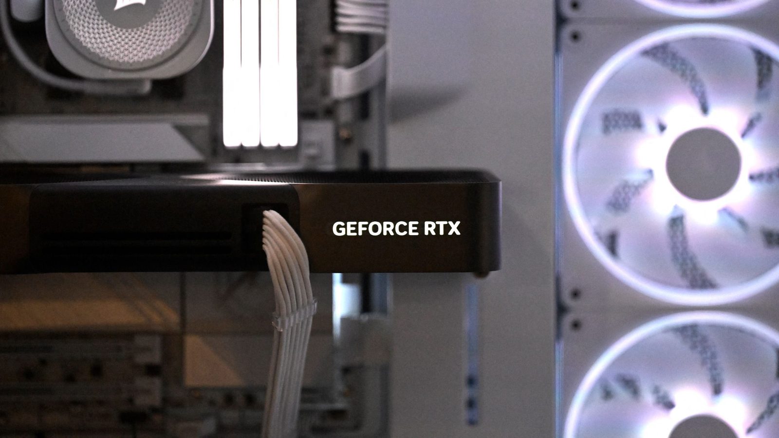 מודיפיקציה של RTX 5090 עם מפץ מתח מפחיתה את התחממות מחבר 12VHPWR