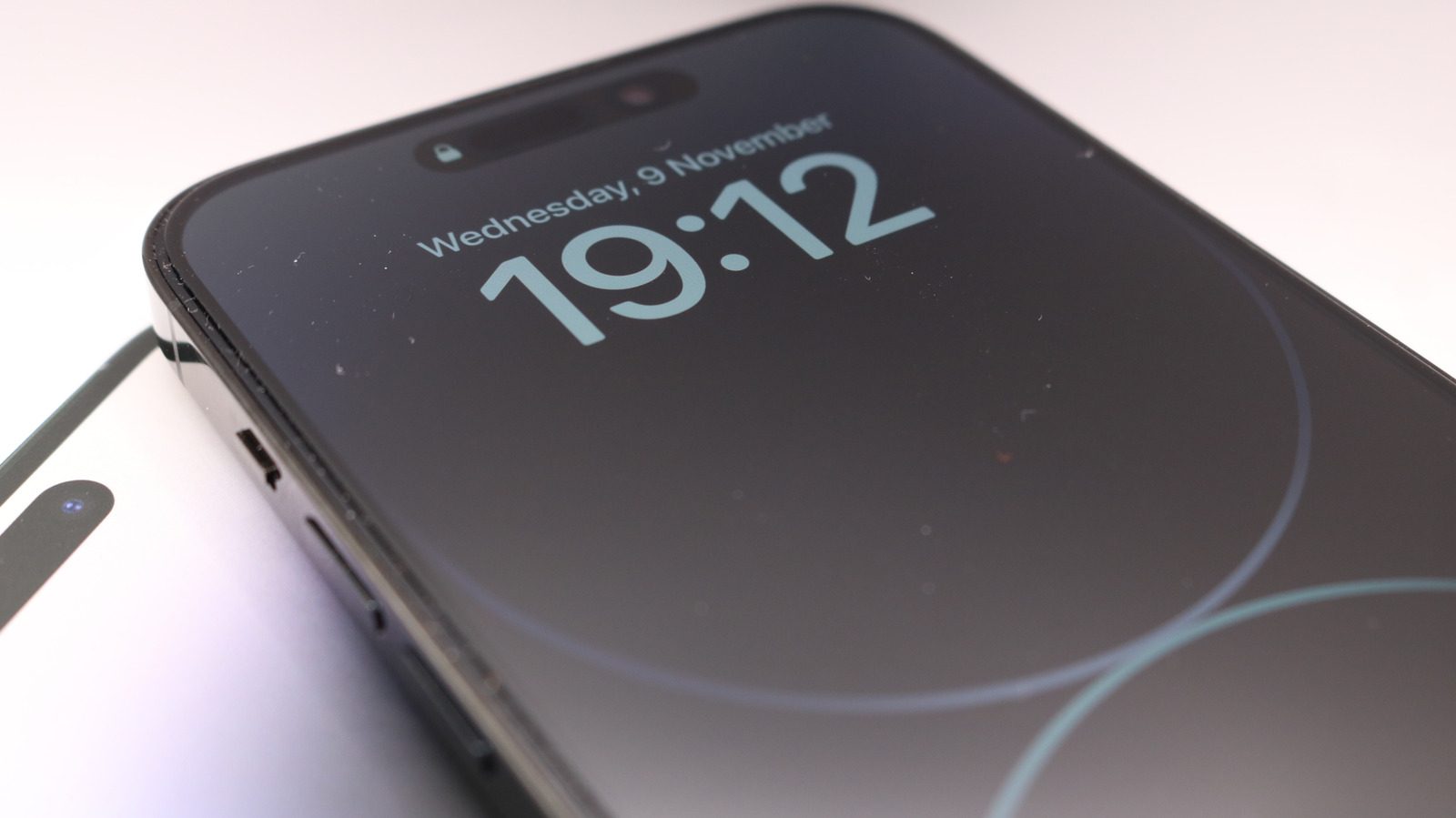 لماذا تنطفئ شاشة Always-On Display في iPhone وكيف تُصلحها