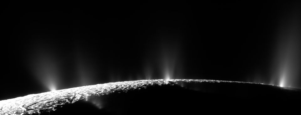 Enseladın səthindəki qeyzerlər. Foto: NASA/ESA/Cassini