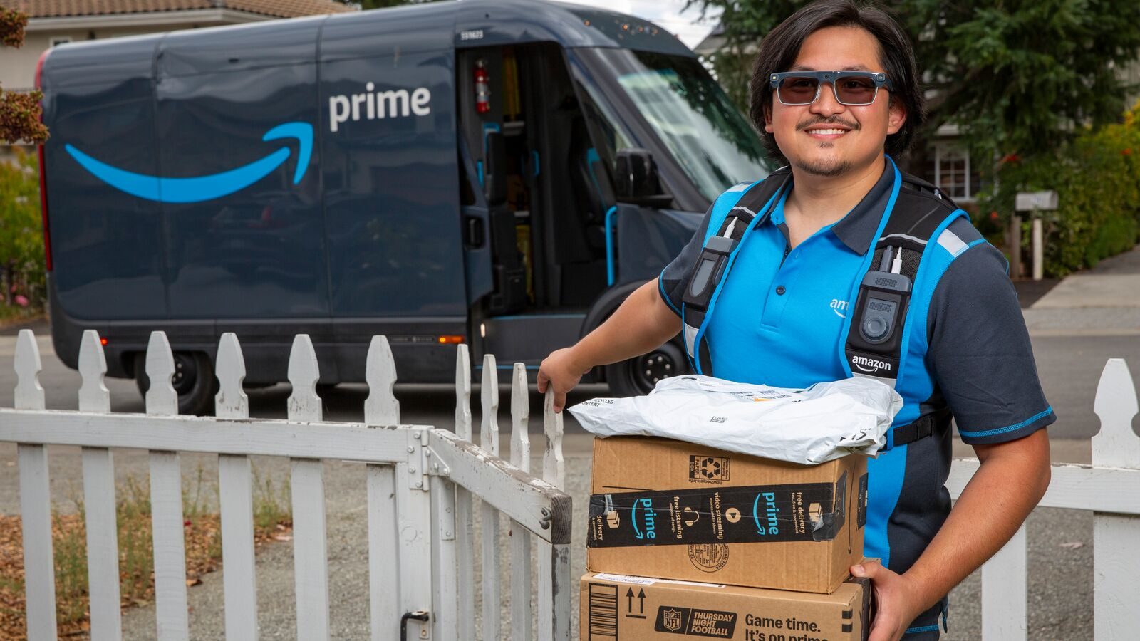 An Amazon driver wearing the smart glasses