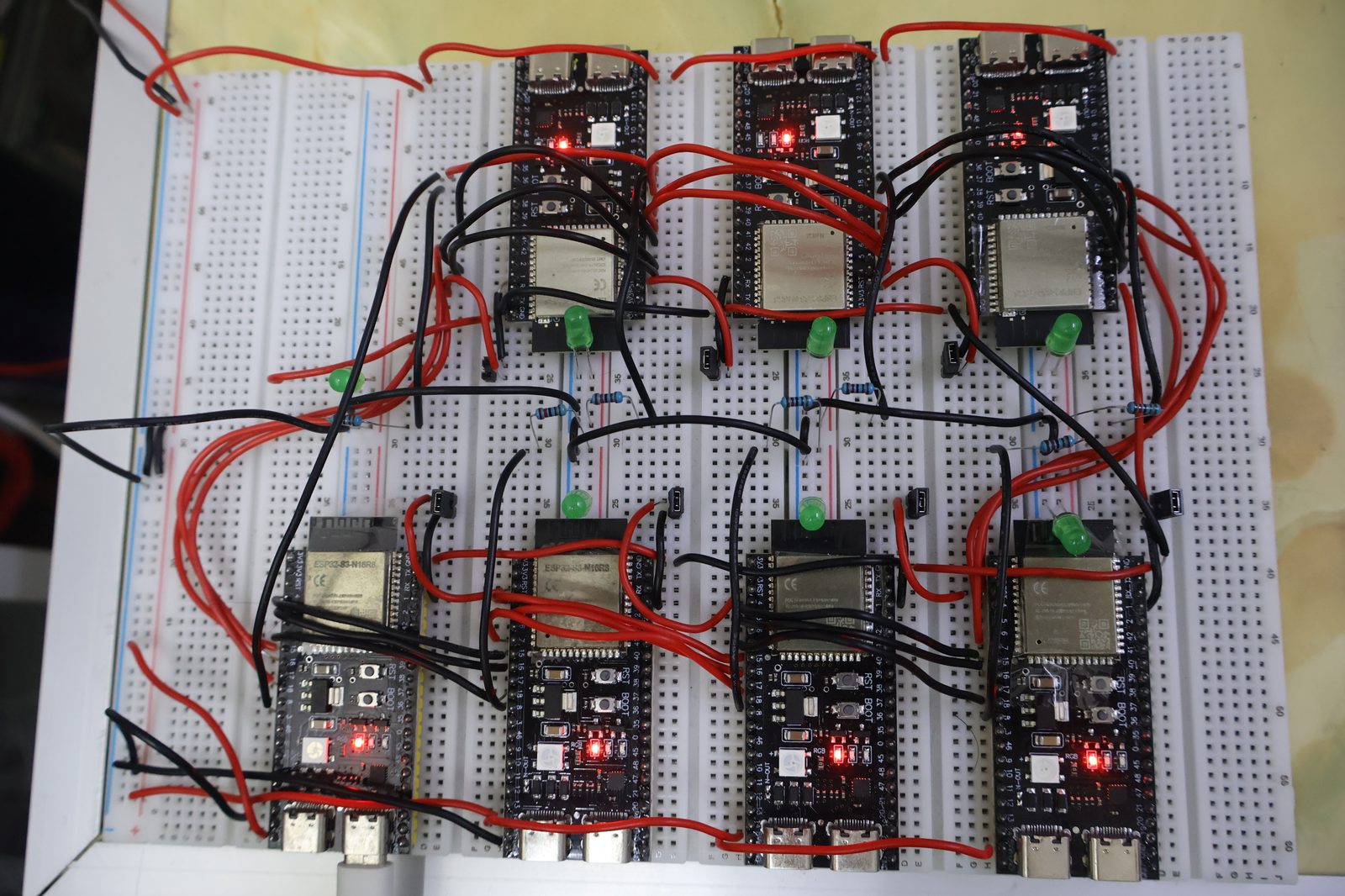 לוחות ה-ESP32-S3 של האשכול