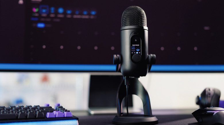 ميكروفون Logitech G Blue Yeti 2 على مكتب بجانب لوحة مفاتيح وشاشة