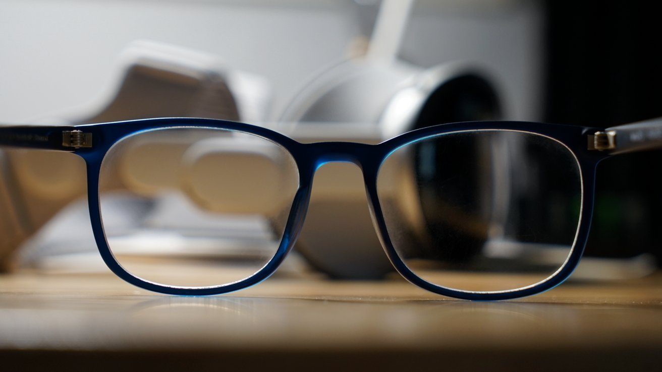 קונספט של משקפי החכמה של Apple לצד Vision Pro