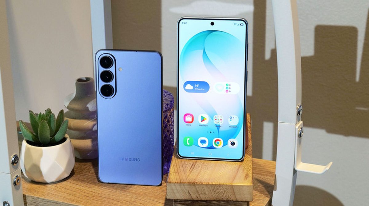 هاتف Samsung Galaxy الذكي من الأمام والخلف