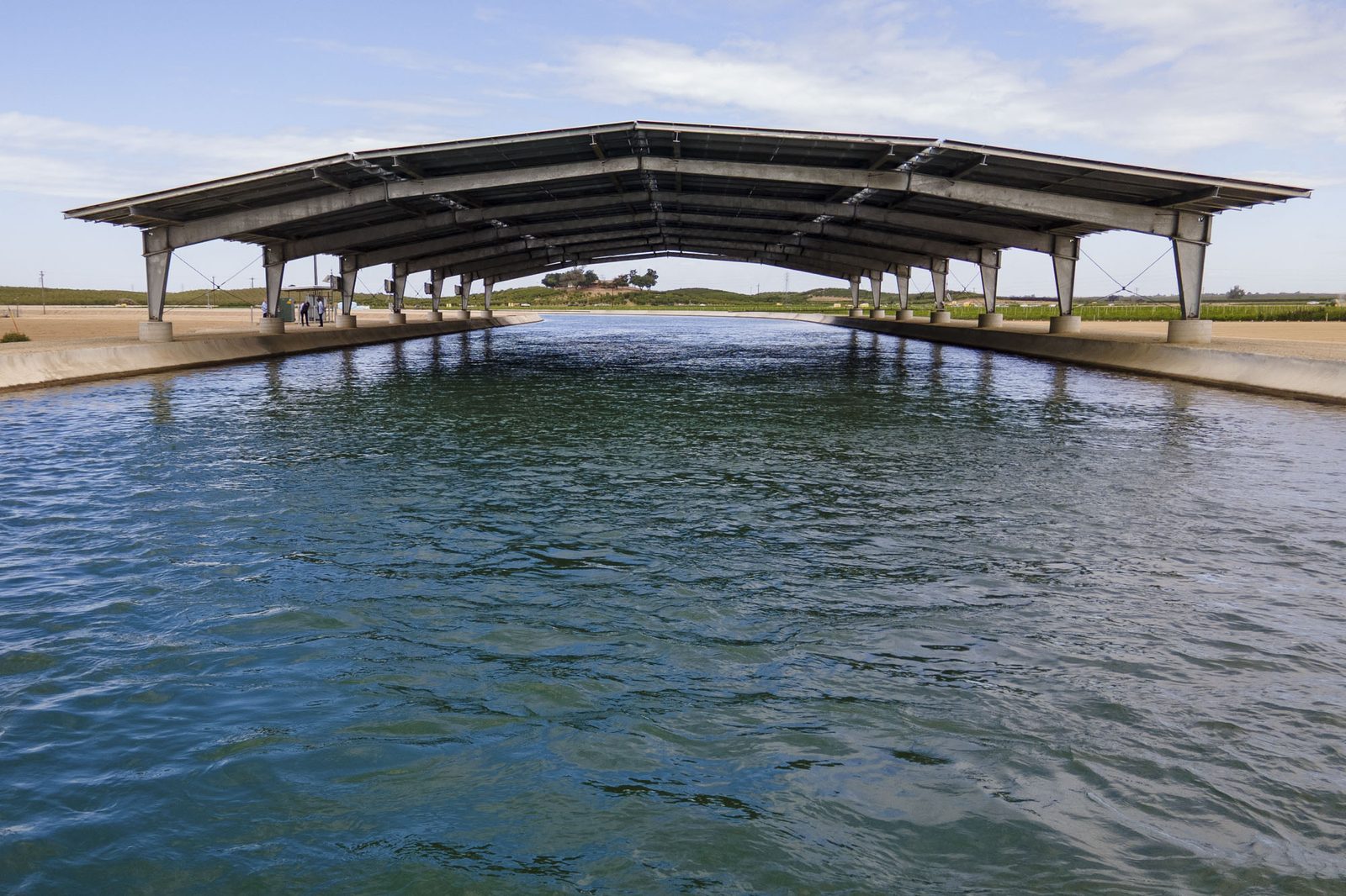 Turlock Irrigation District kanalının bir hissəsini kölgələyən günəş panelləri